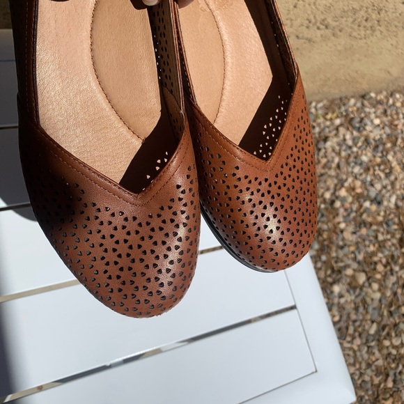 Dansko brown perforated leather flats size 6.5-7 ( European 37) - Picture 8 of 16
